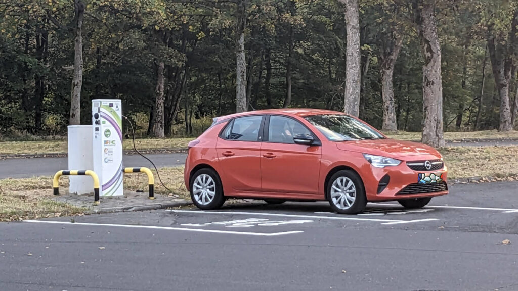 Foto: Auto beim Versuch an der Ladesäule zu laden